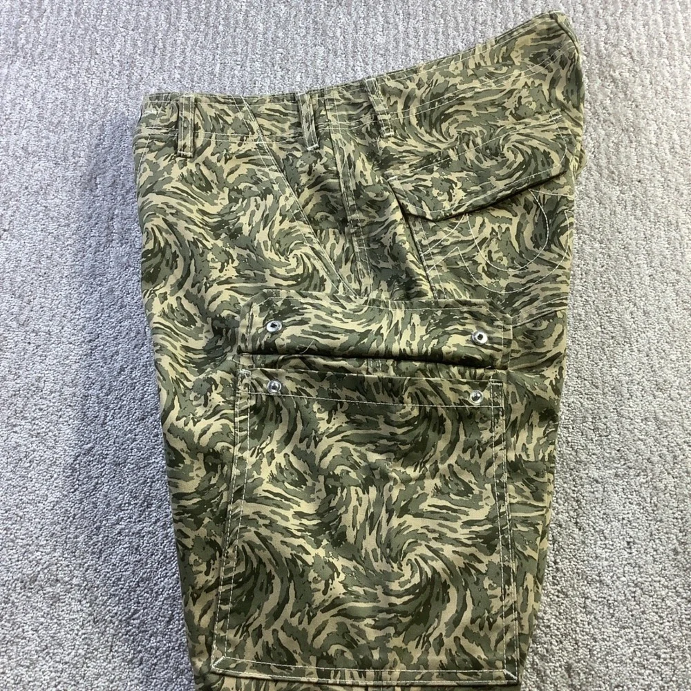 True Religion Abstract Camo SN Cargo Pants Green Straight Leg Size 30 x 32 NWT